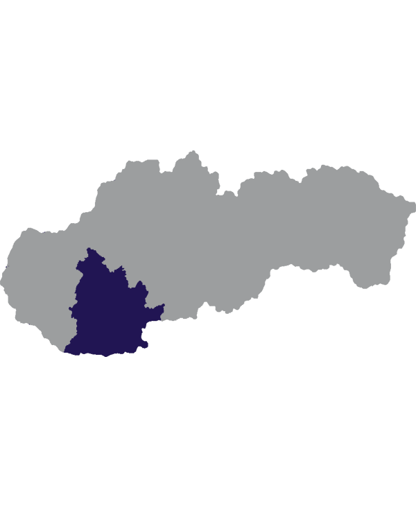 Landkaart Slowakije grijs met regio Nitra donkerblauw op transparante achtergrond - 600 * 733 pixels